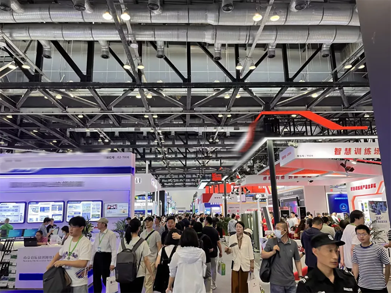 军博会盛大开展！emc易倍通讯自主立异，助力科技强军