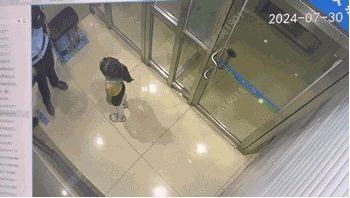 教科书式自救！小女孩走丢，竟用ATM机的emc易倍紧迫对考究助